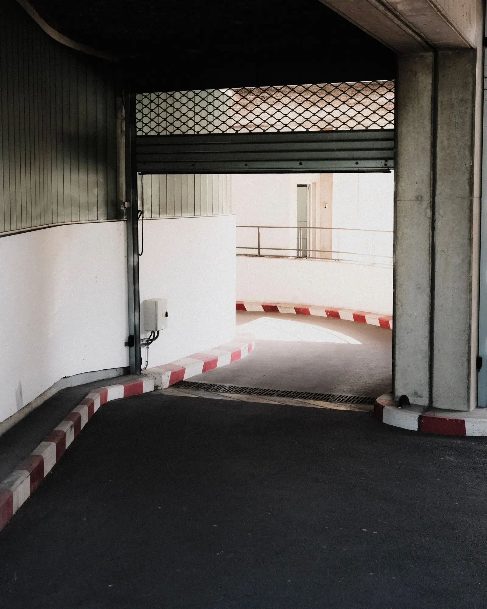 Entrada de un garaje con su puerta metálica